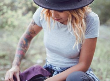 cropped-young-hiking-woman-is-getting-ready-for-trip-and-closing-her-backpack_t20_W762P4.jpg