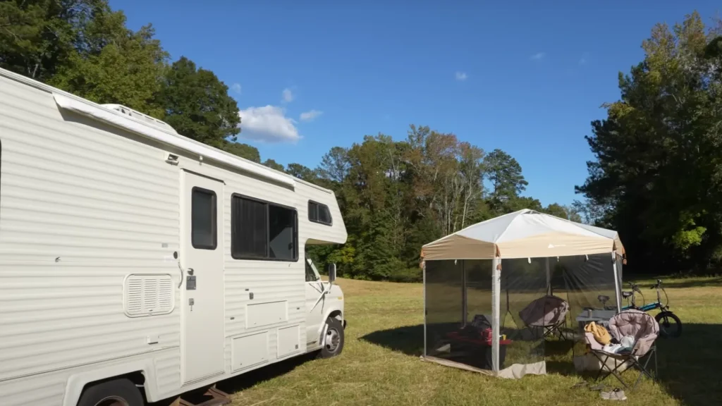 The 1991 E350 Gulf Stream Conquest that Victoria and Craig purchased off of Facebook for $5,500.