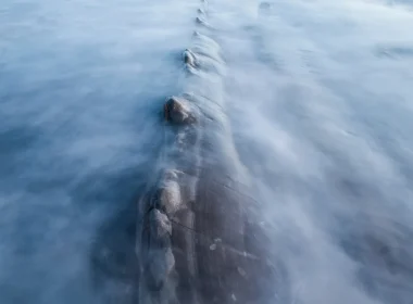 Long exposure of the oscean with a rib of a rock.