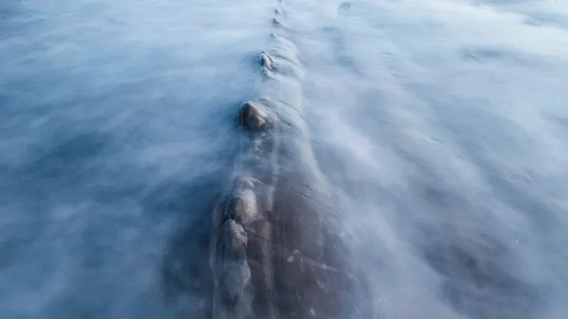 Long exposure of the oscean with a rib of a rock.